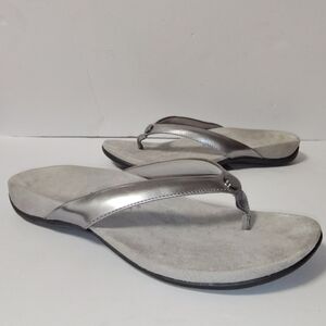 Vionic Women's Mona Thong Metallic Silver Flip Flop Button Orthotic Sandals 8.5